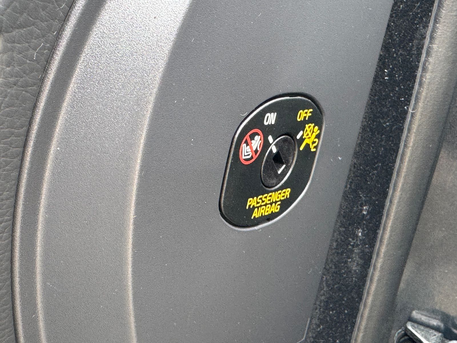 Fahrzeugabbildung Volvo XC90 2.4 D5 AWD GEARTRONIC 7-SITZER VOLL TÜV NEU