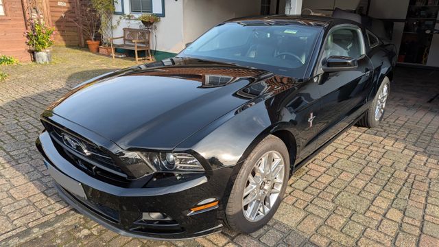 Ford Mustang Coupe V6 3.7 Premium & Pony Package