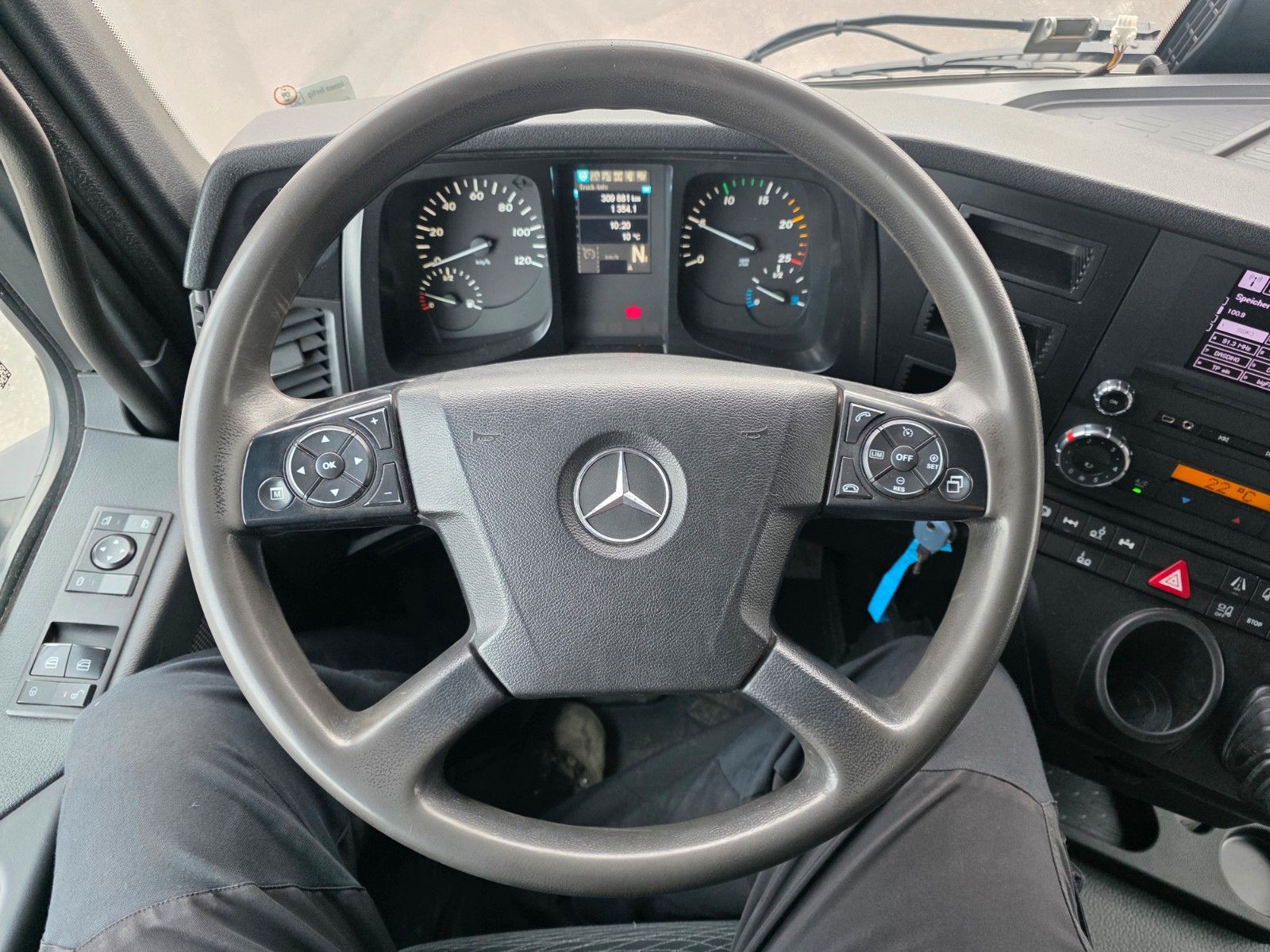 Fahrzeugabbildung Mercedes-Benz Arocs 2545 L 6x2 HMF 2110L Zange Retarder