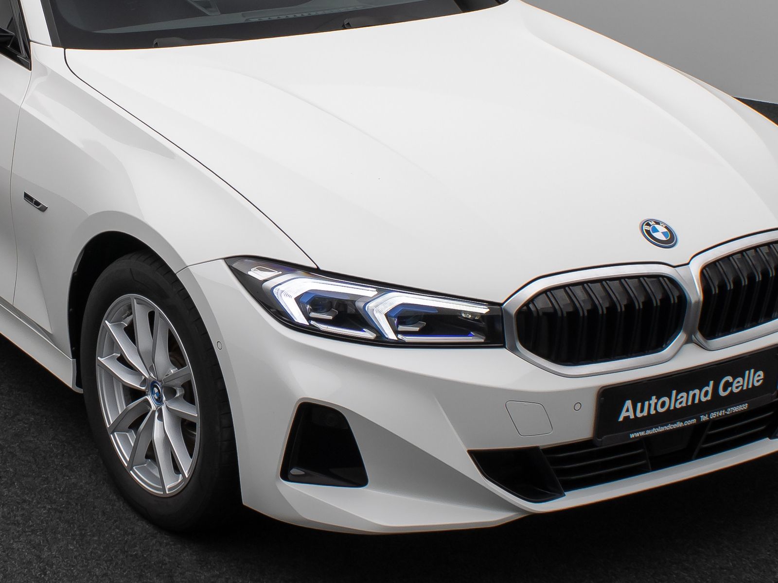 Fahrzeugabbildung BMW 330e Kamera HUD DAB Stop&Go Komfort Fernlichtass