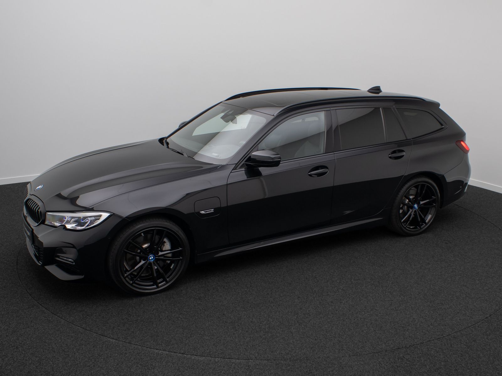 Fahrzeugabbildung BMW 330e M Sport DAB HiFi Laser HUD Panorama AHK 19"