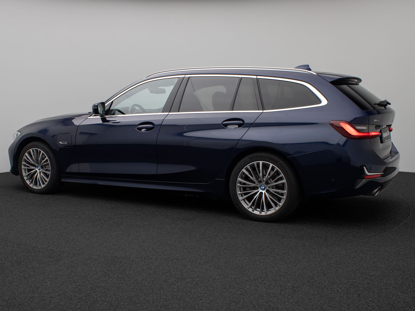 Fahrzeugabbildung BMW 330e xD Luxury Line Panorama HUD Individual Voll