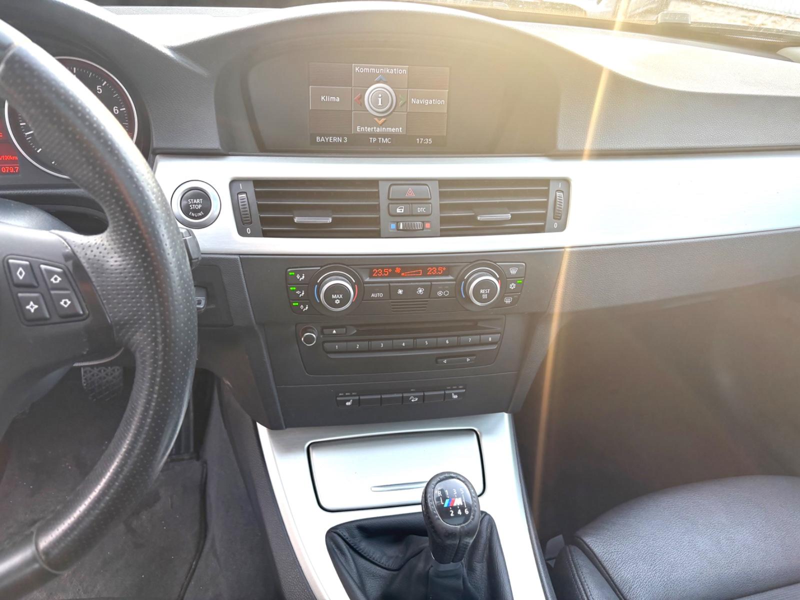 BMW 330xi Touring 272 ch 6 cylindres xDrive • Boîte manuelle 6 • Toit pano • GPS • Xénon • Radars AV/AR