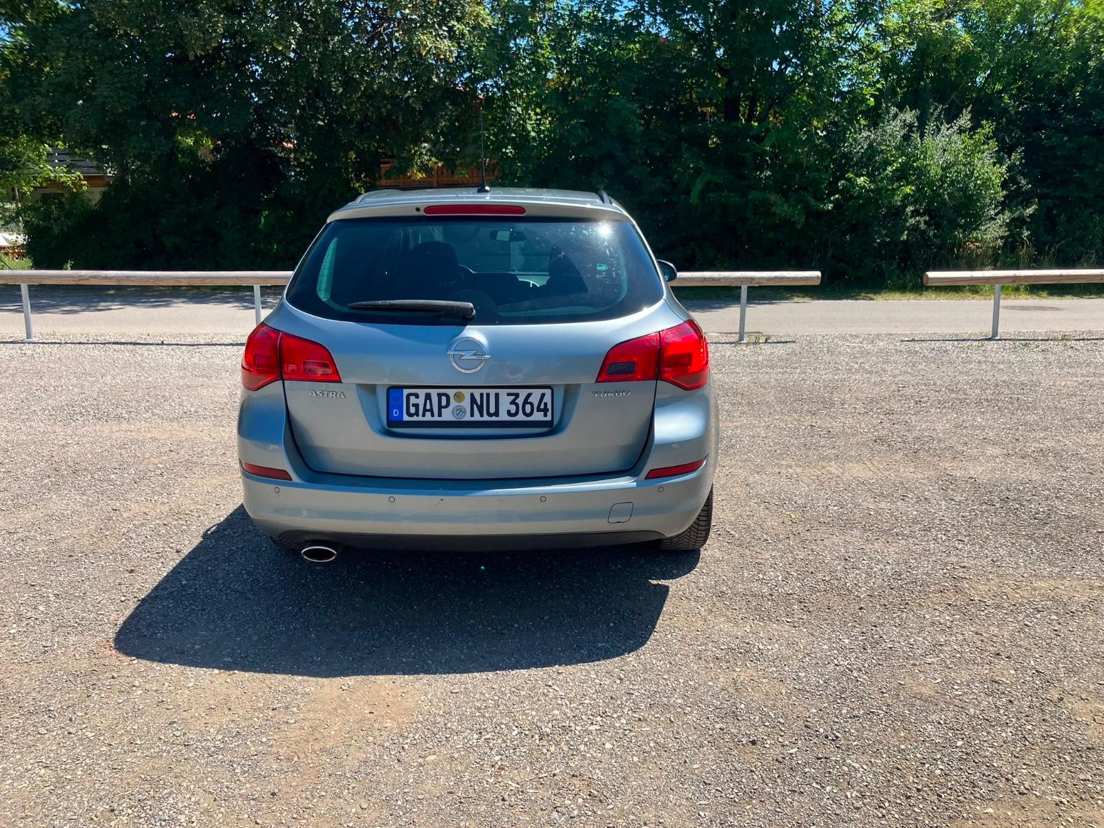Opel Astra 2012 — interior