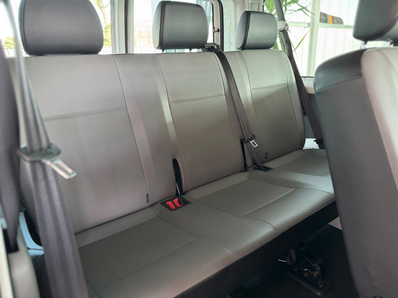 Fahrzeugabbildung Volkswagen T6 Transporter Kombi 2.0 TDI "Klima  9-Sitzer"