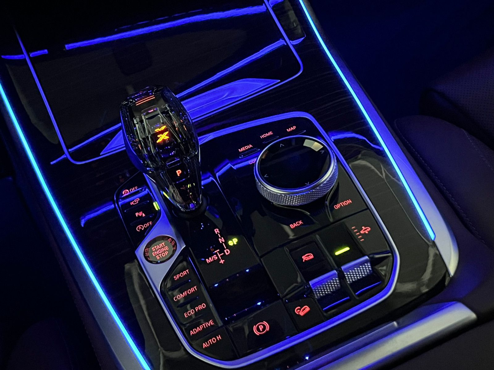 Fahrzeugabbildung BMW X7 xDrive 30d/AHK/B&W/SKYLOUNGE/MASSAGE/7-SITZER