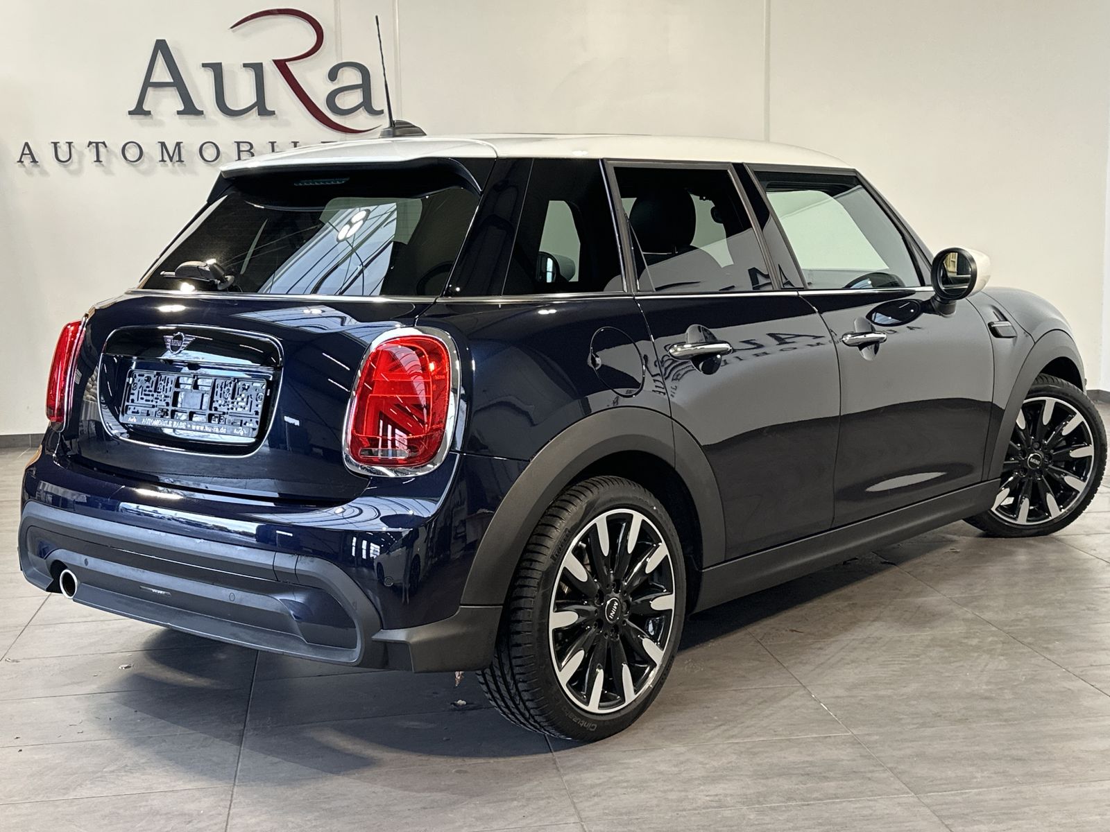 Fahrzeugabbildung MINI Cooper 5-Türer Classic Trim NAV+LED+PANO+KAM+ACC