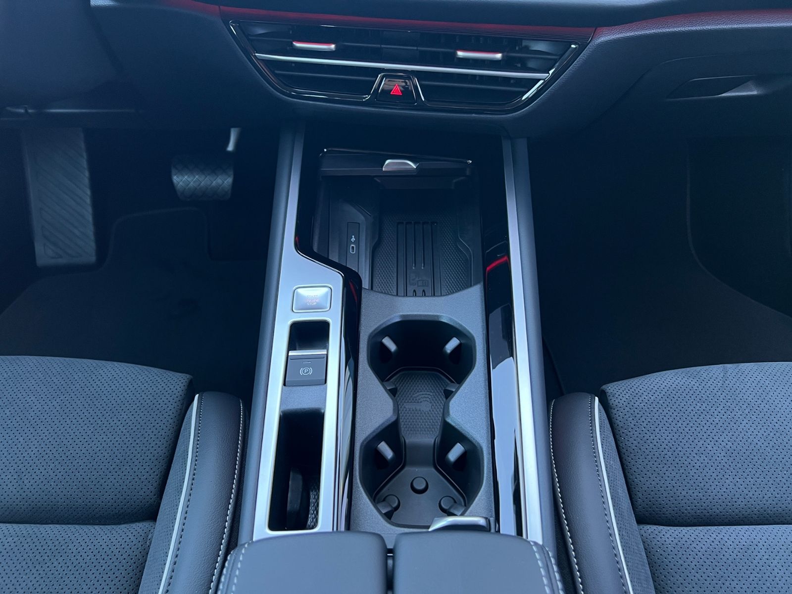Fahrzeugabbildung Volkswagen Passat Variant Elegance 1.5 eTSI DSG *AHK,IQ-Lig