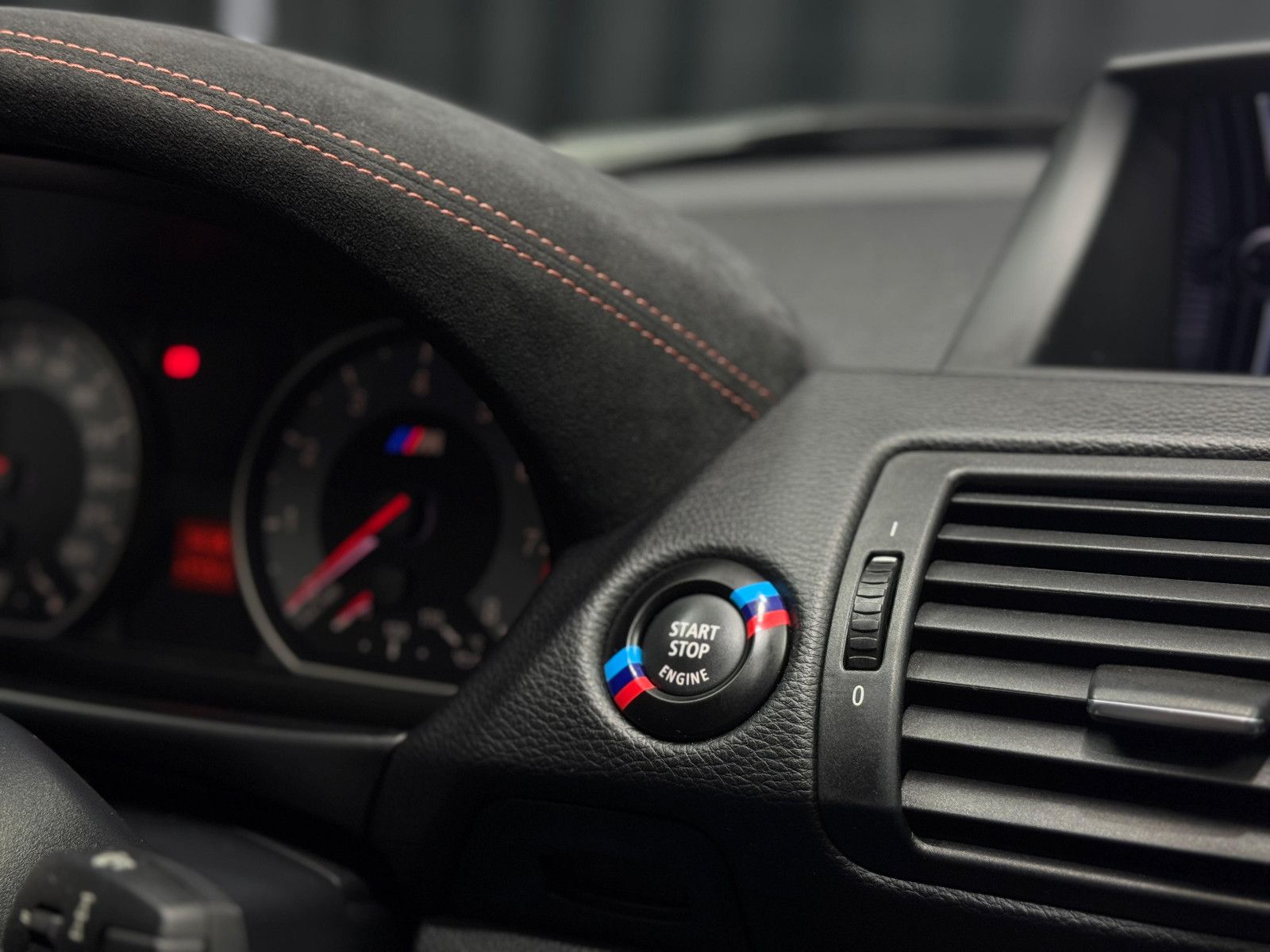 Fahrzeugabbildung BMW 1er M Coupe|H&K|AKRA|PERFORMANCE SITZE|DREXLER|