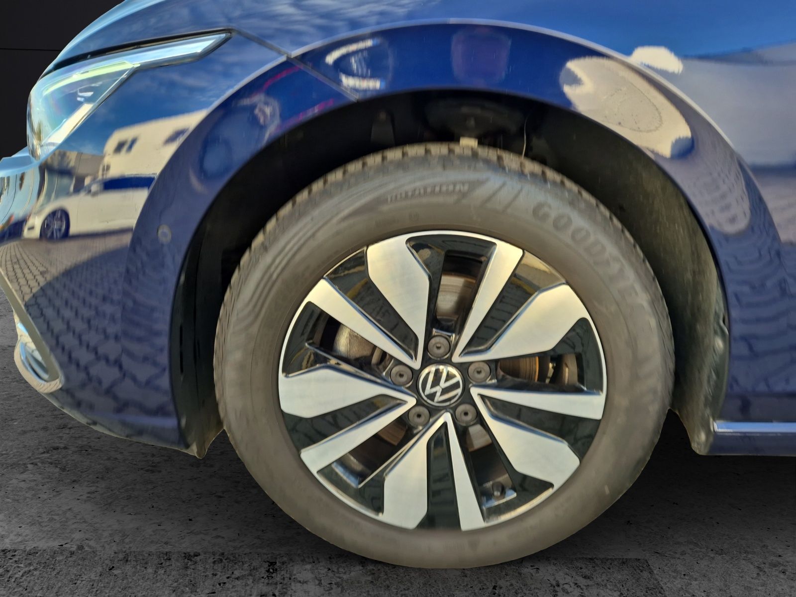 Fahrzeugabbildung Volkswagen Golf VIII Variant TSI Move 1,99% LED AHK Navi AI