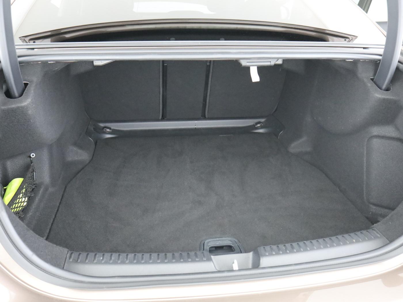 Mercedes-Benz E 220 d AMG Advanced*LED*AHK*Night*Distronic*Kam