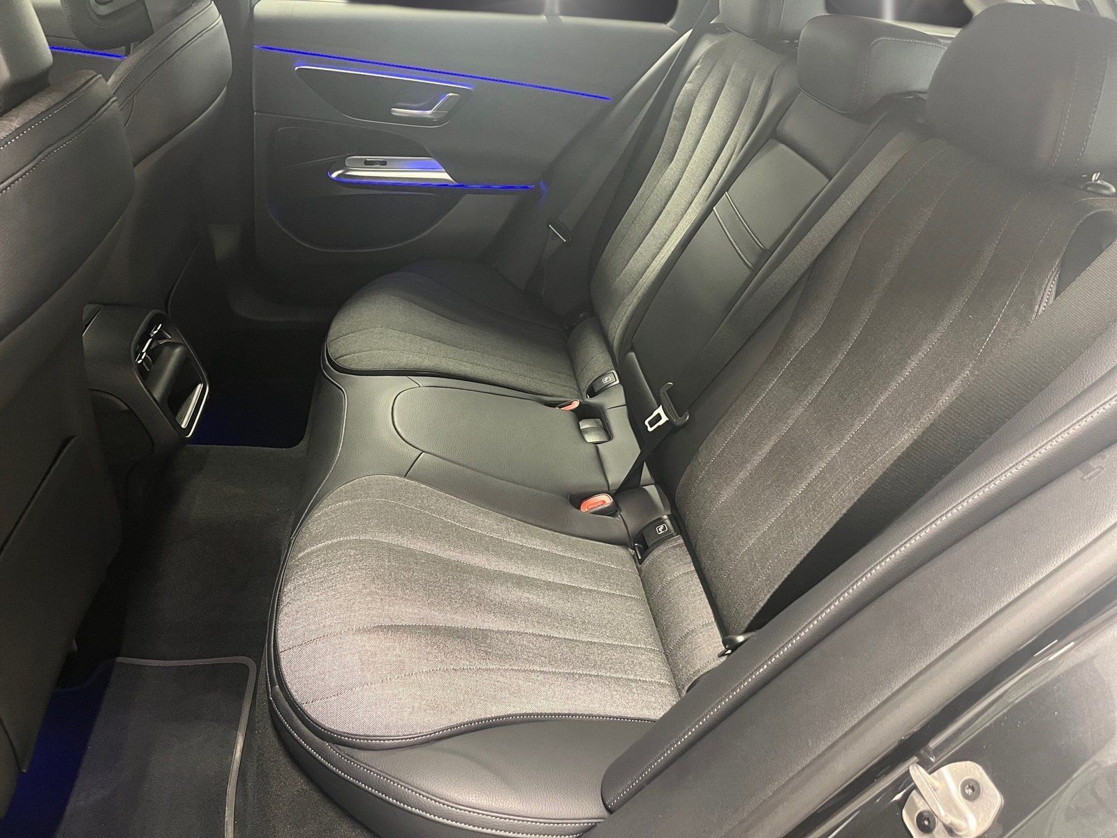 Fahrzeugabbildung Mercedes-Benz E 220 T d 4M Avantgarde*AHK*Totwinkel*Kamera*LED
