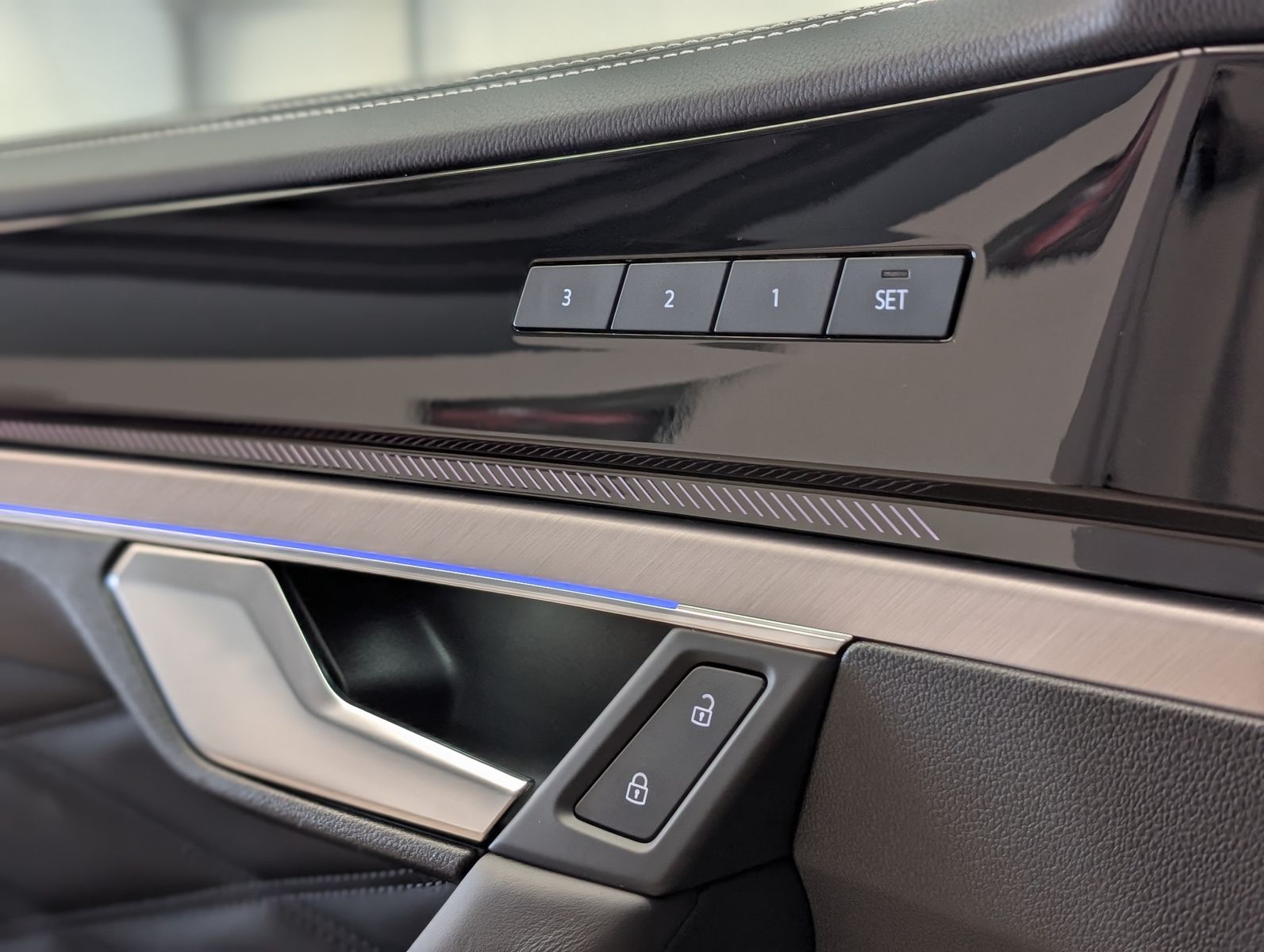 Fahrzeugabbildung Volkswagen Touareg 3.0TDI 4M R-Line VOLL Black 22" UPE 114T