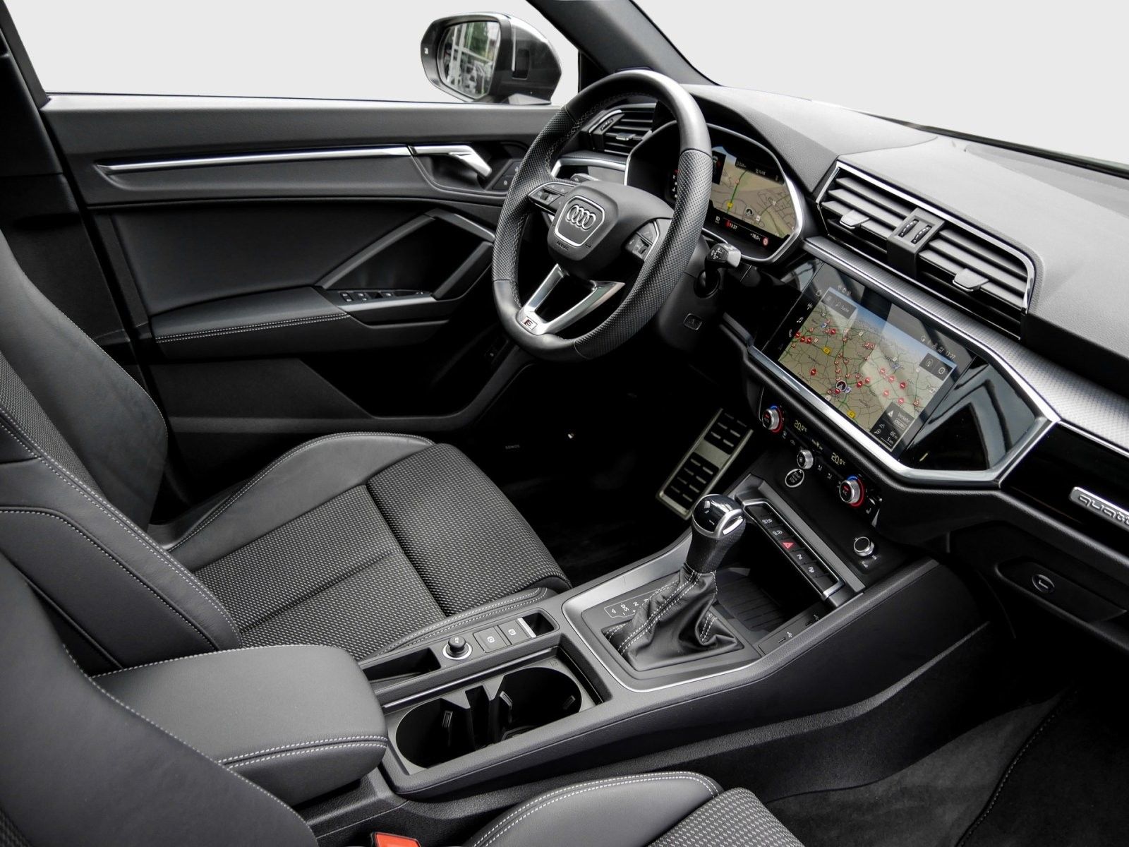 Audi Q3 S line 45 TFSI qu S tronic Nav+ Matrix Pano S imagem 3