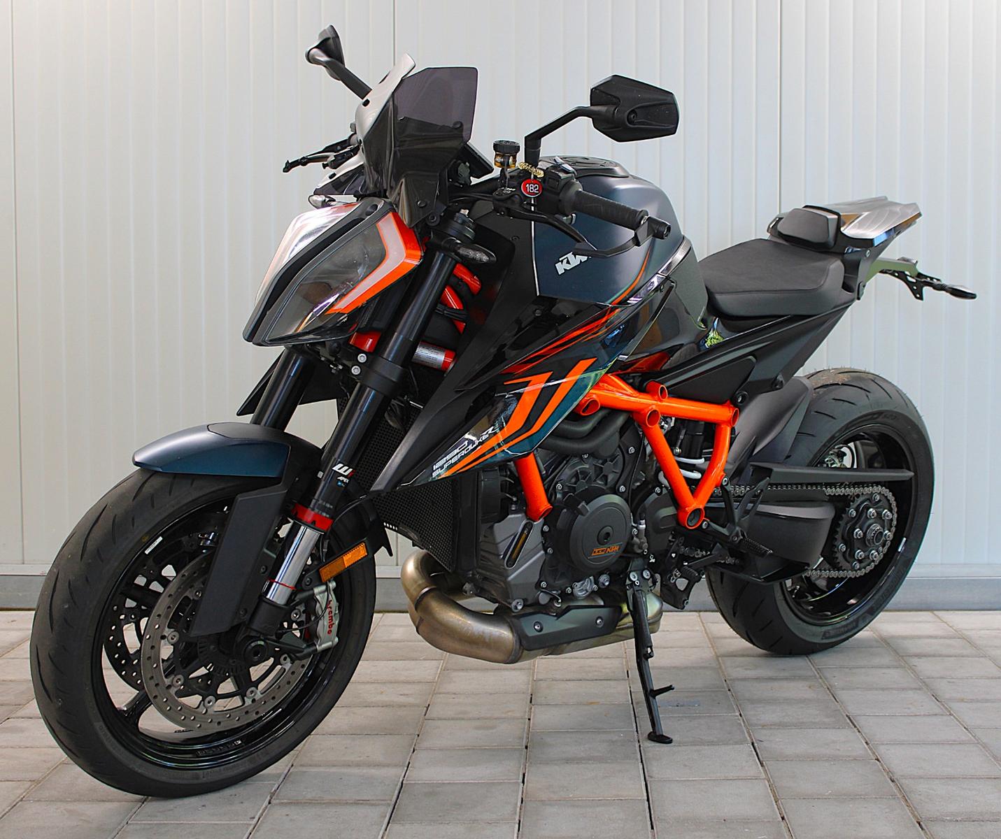 KTM 1290 Super Duke R mit Zubehör vom Römer Team