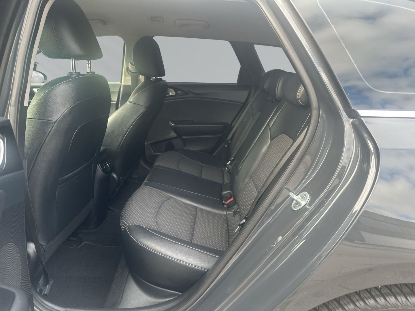 Fahrzeugabbildung Kia Ceed_sw Spirit 1.4 T-GDI TECH +Navi+Leder+Memory