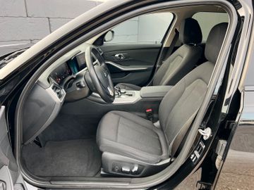 Fahrzeugabbildung BMW 330i Steptr. LiveCockpProf HuD ACC Laser HiFi DA
