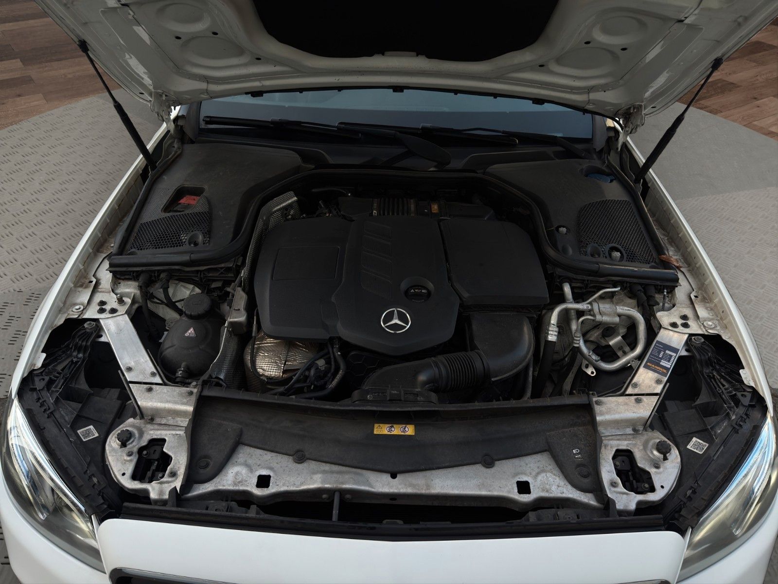 Fahrzeugabbildung Mercedes-Benz E 220d Lim. Pano/Widescreen/Kamera/MBeam