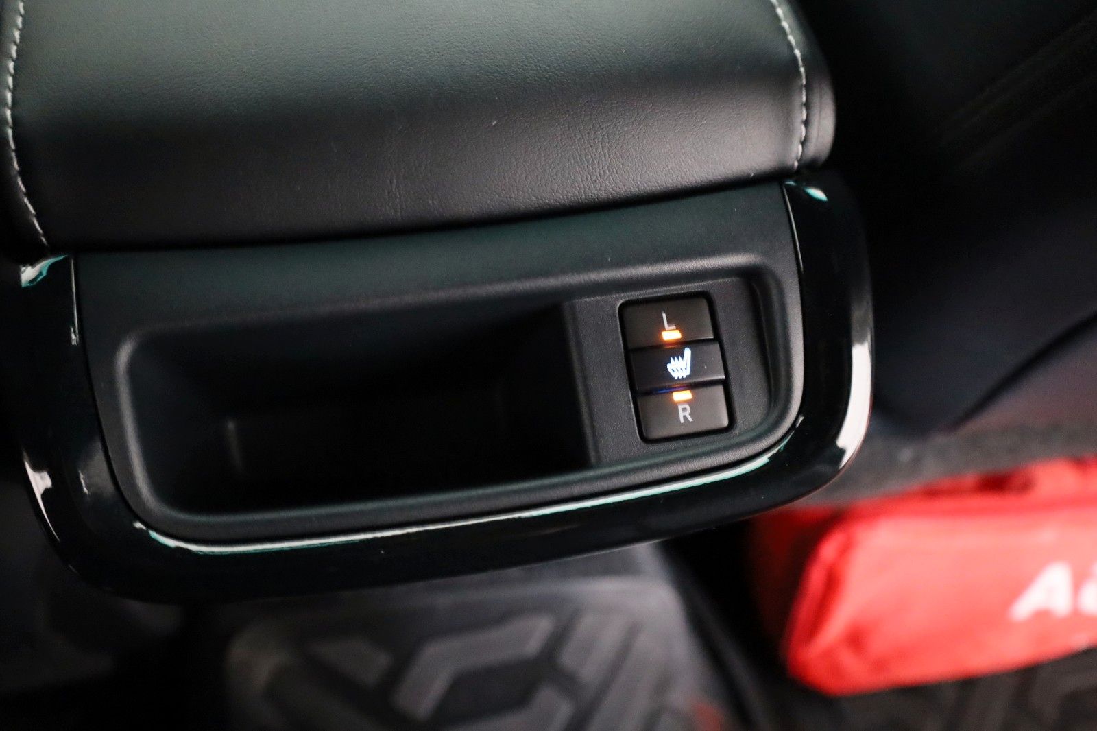 Fahrzeugabbildung Toyota Hilux Double Cab Invincible,Navi,ACC,HardTop,AHK