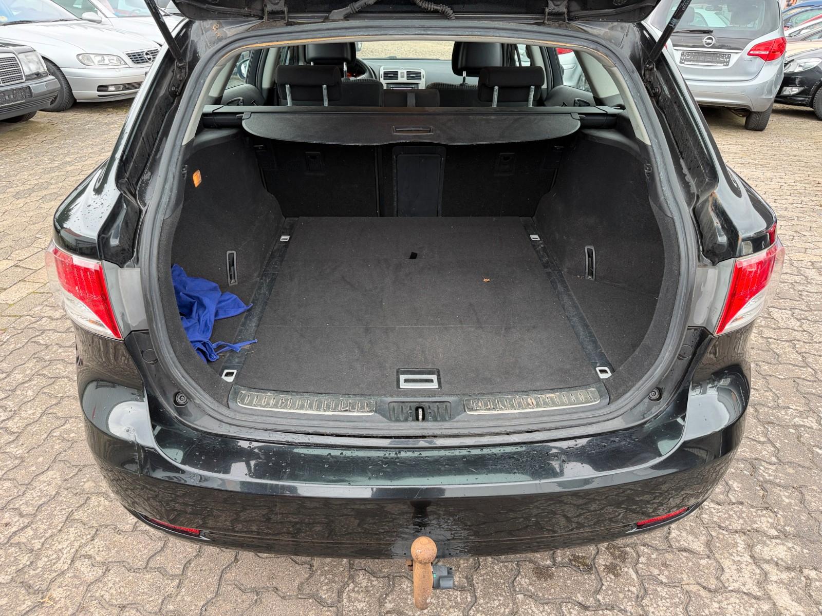 Toyota Avensis 2011 — photo 16