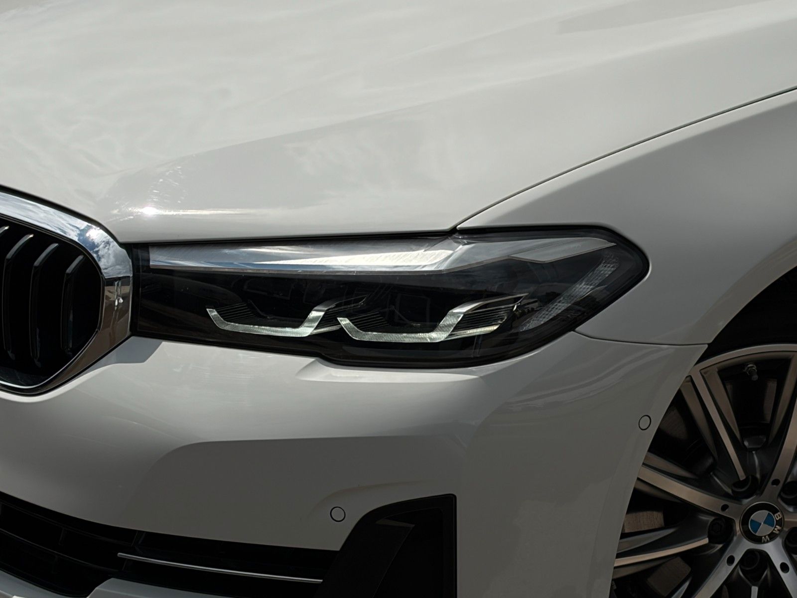 Fahrzeugabbildung BMW 530i Touring SHAD NAPPA HuD ACC SHZ SBL CAM PDC