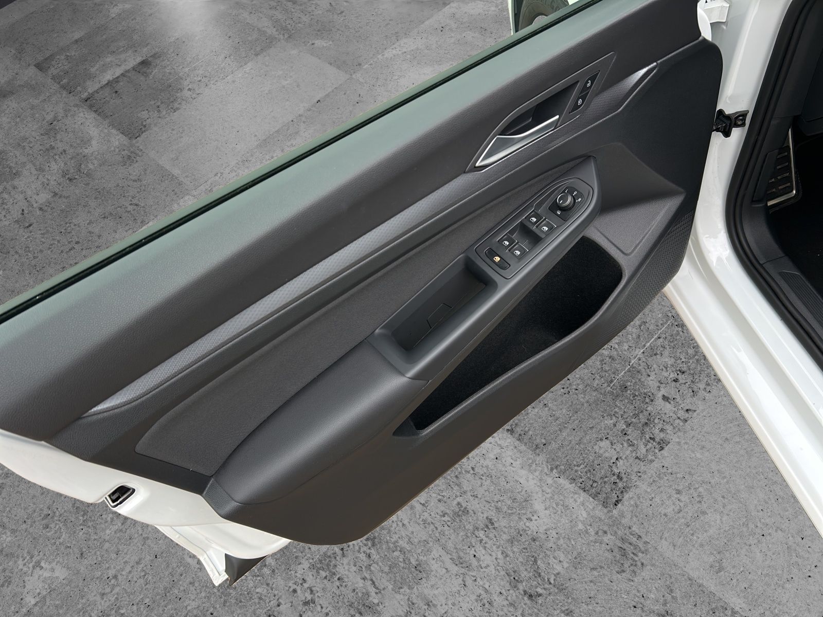 Fahrzeugabbildung Volkswagen Golf VIII Variant eTSI Active DSG LED ACC SH Rea