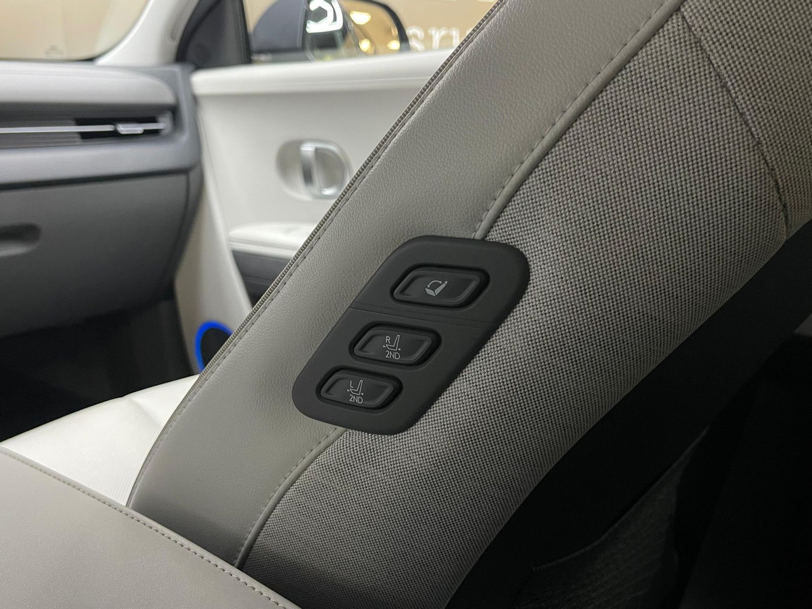 Fahrzeugabbildung Hyundai Ioniq 5 Uniq 4WD NAVI+RELAX+LED+HUD+BOSE+AHK+360