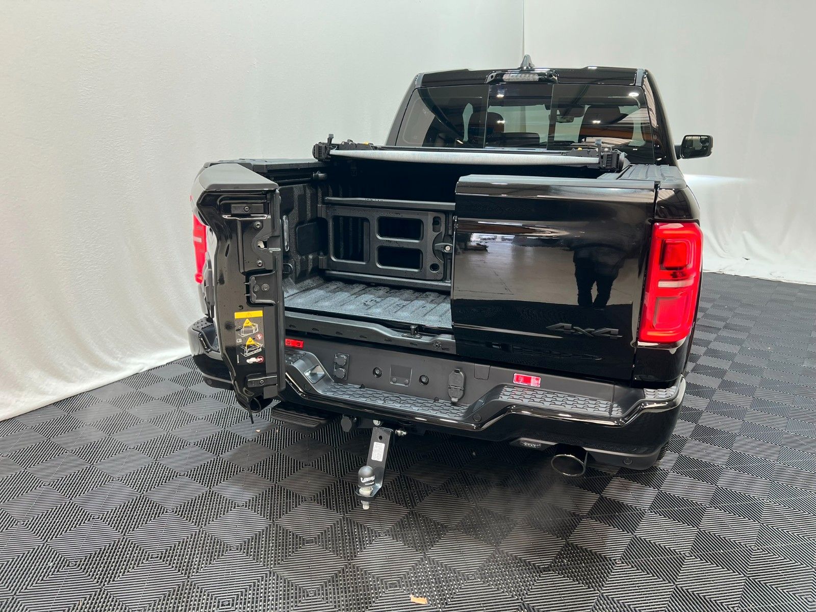 Fahrzeugabbildung Dodge RAM 1500 Limited Night  5,7L V8 HEMI / MFT