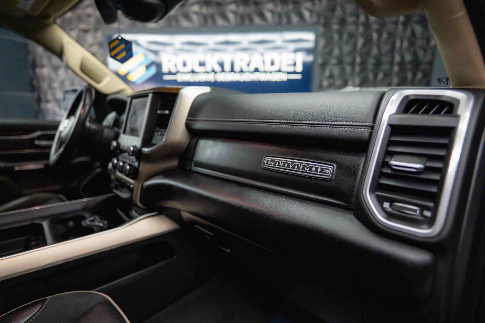 Fahrzeugabbildung Dodge RAM 5.7 V8 HEMI 4x4 NIGHT-Paket LARAMIE 22 Zoll
