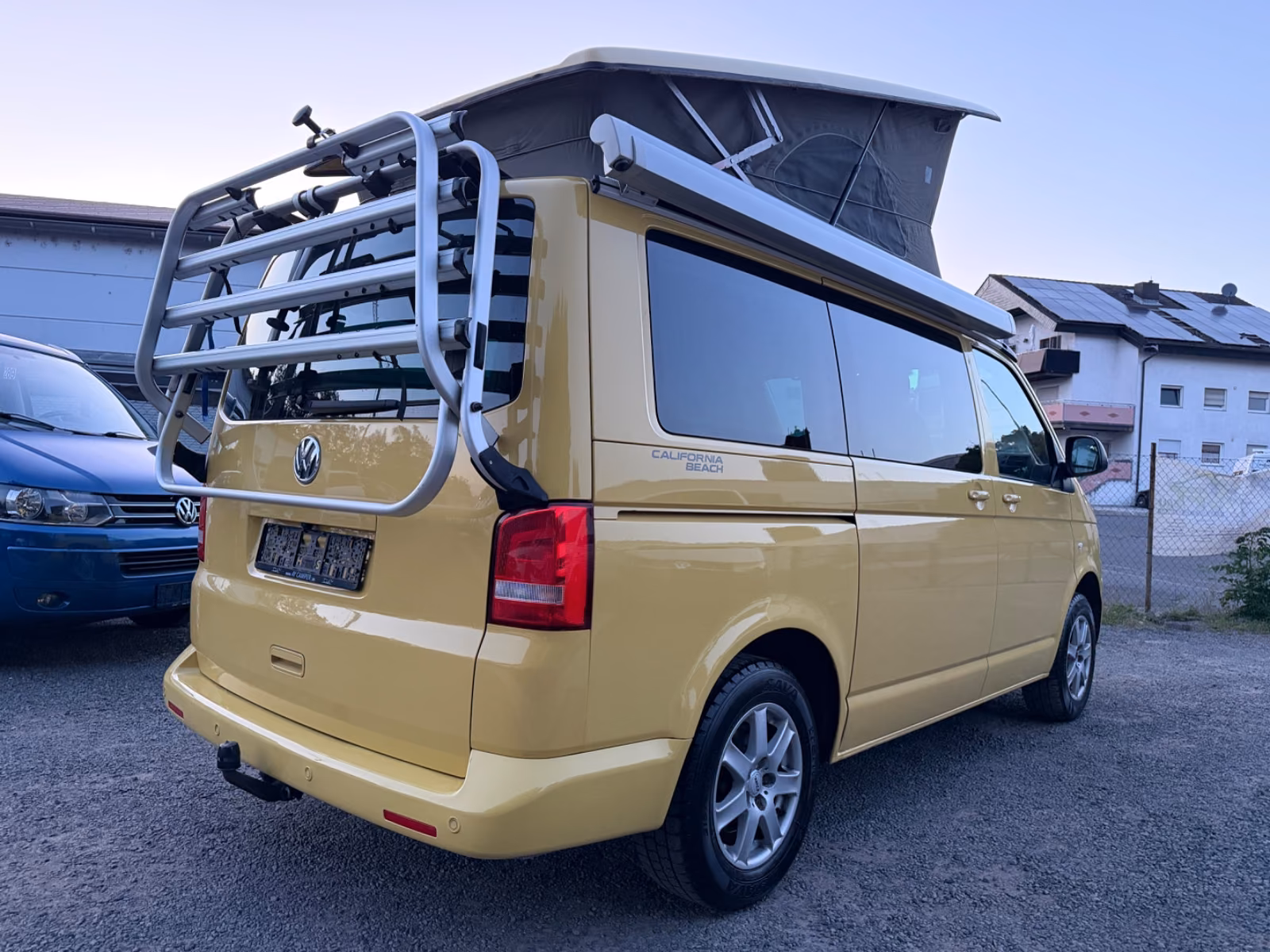Volkswagen T5 California Beach 2.0 TDI 140 ch BVM / 1ère main / Toit relevable / Mini-cuisine / Chauffage auxiliaire