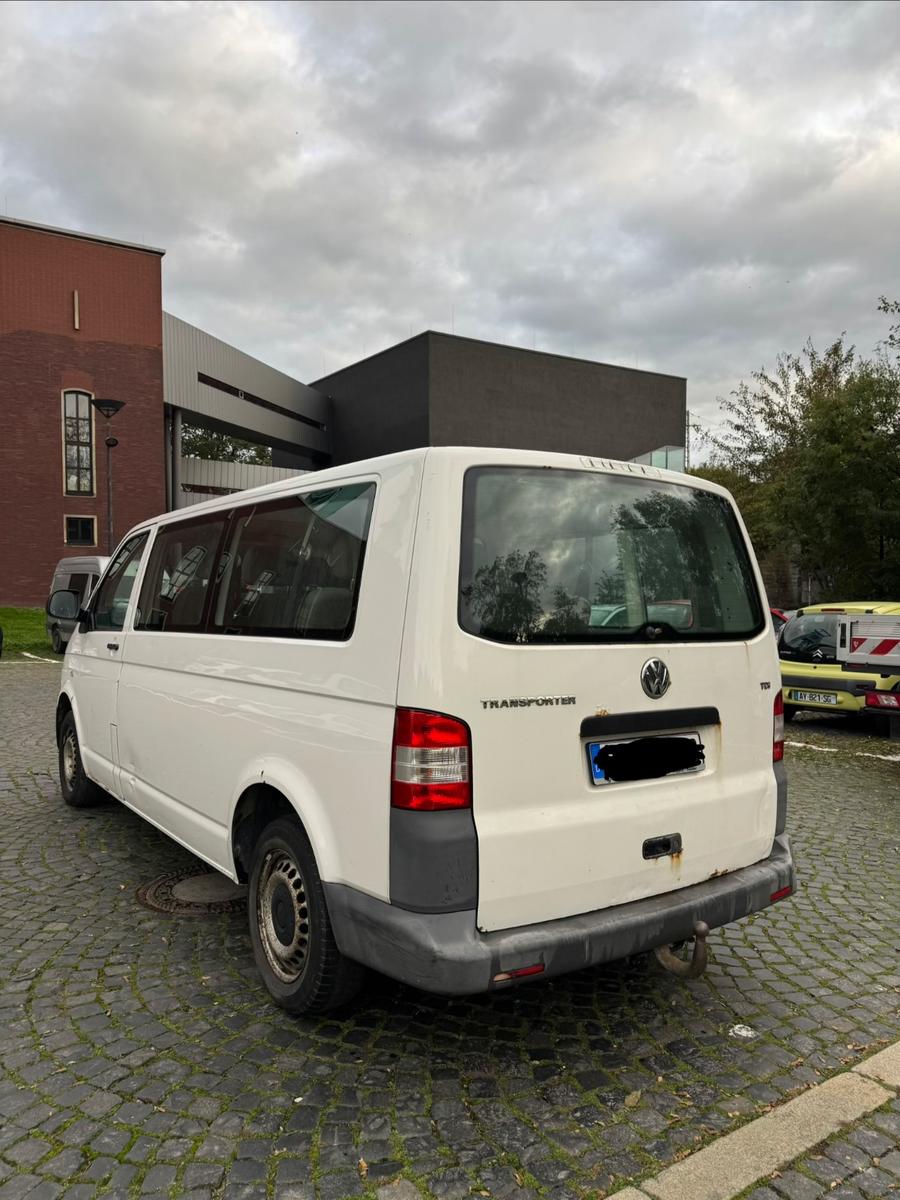 Volkswagen Transporter 2009 — rear view