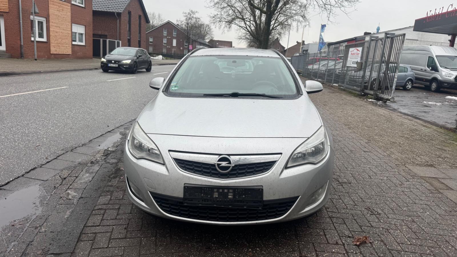 Opel Astra 2012 — rear view