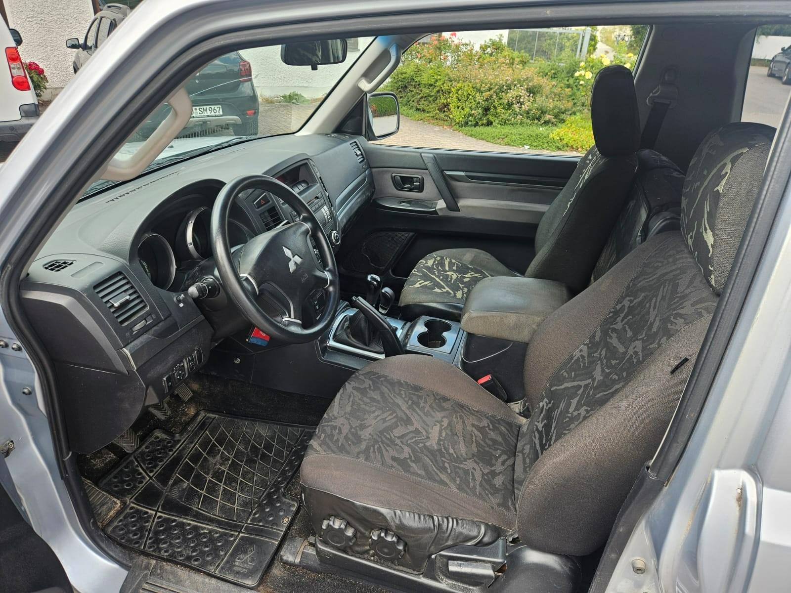 Mitsubishi Pajero 3.2 DI-D Invite | 160 ch | BVM | Attelage | Régulateur | Jantes alliage | Vitres teintées