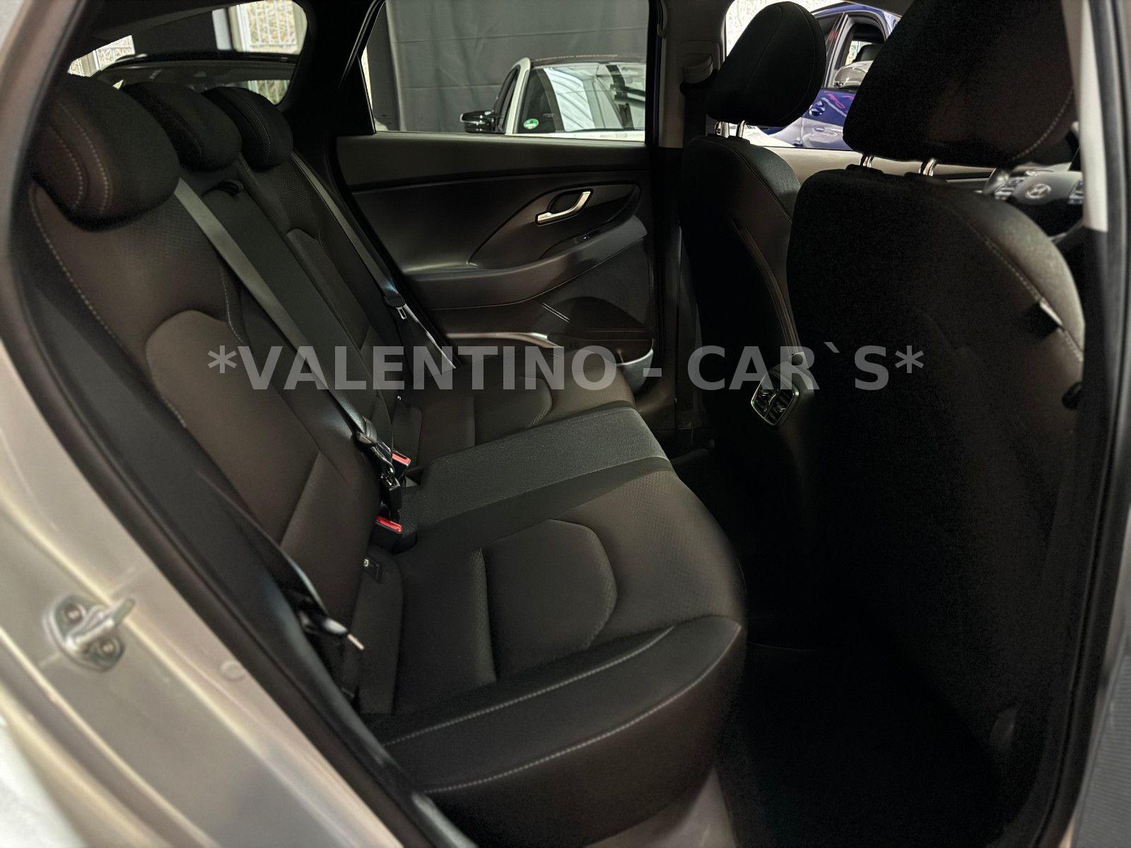 Hyundai i30 cw Family + Nav/Kamera/Temp/Shz/Lhz/Pano/Led