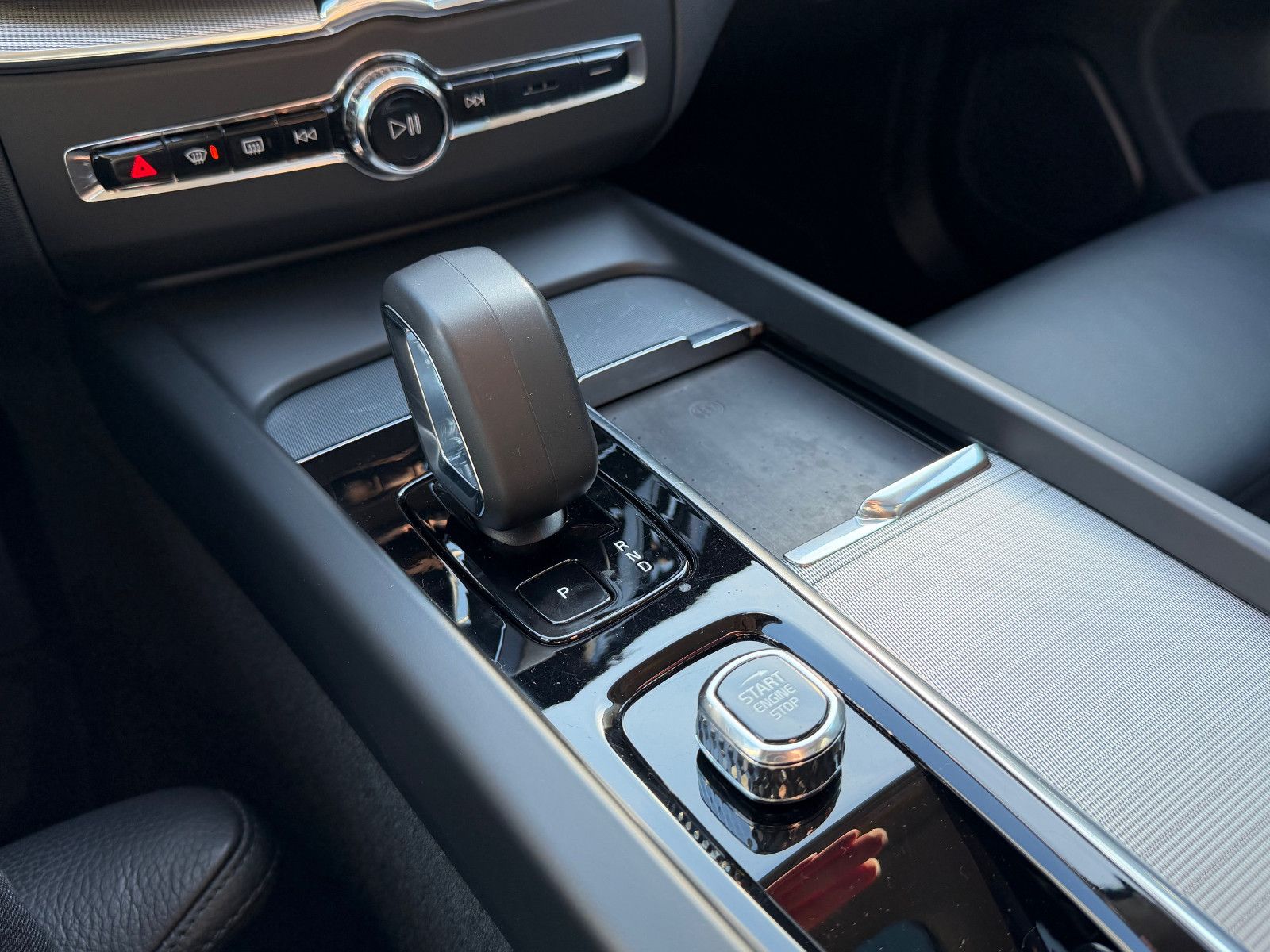 Fahrzeugabbildung Volvo XC60 B5 D Ultimate Dark AWD*STHZG*PANO*360°*ACC