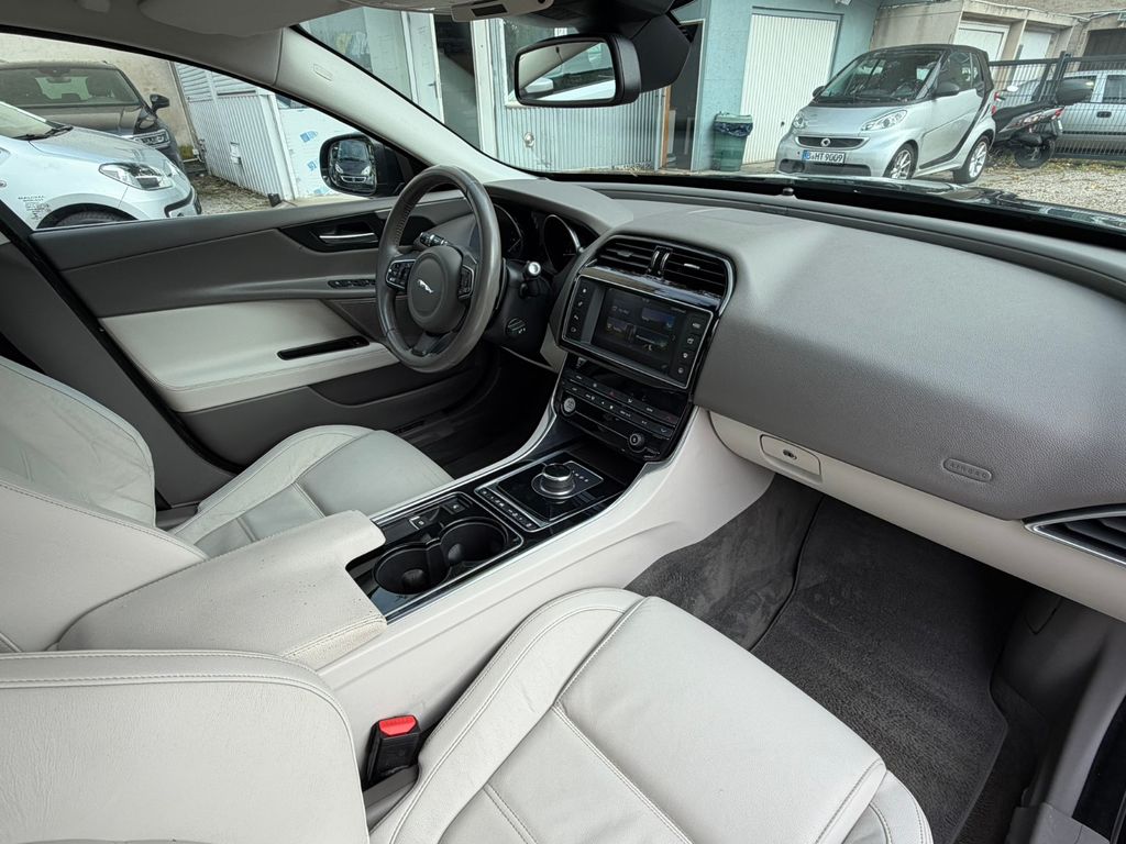 Jaguar XE 20d 180PS Automatik*Leder*Navi*Xenon