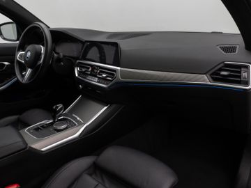 Fahrzeugabbildung BMW 330e M Sport Panorama Kamera HUD DAB HiFi Komfor