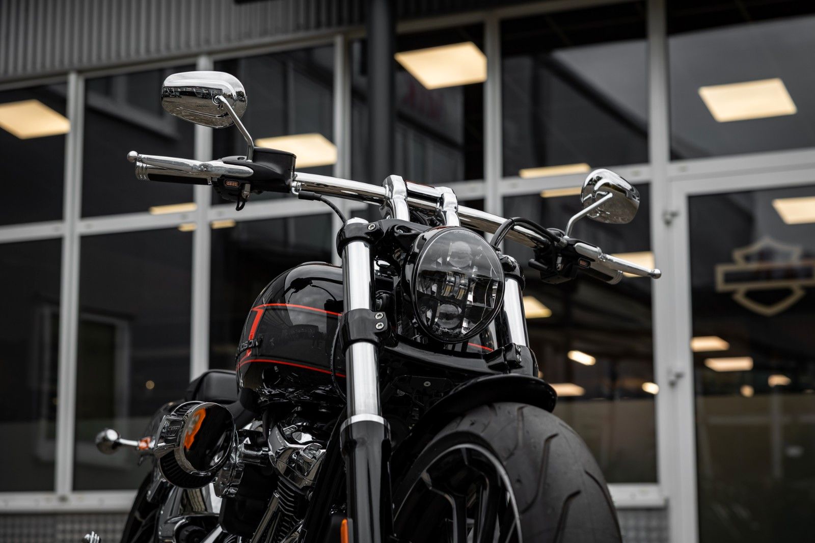 Fahrzeugabbildung Harley-Davidson FXBR Breakout 117 cui MY24 - JEKILL & HYDE