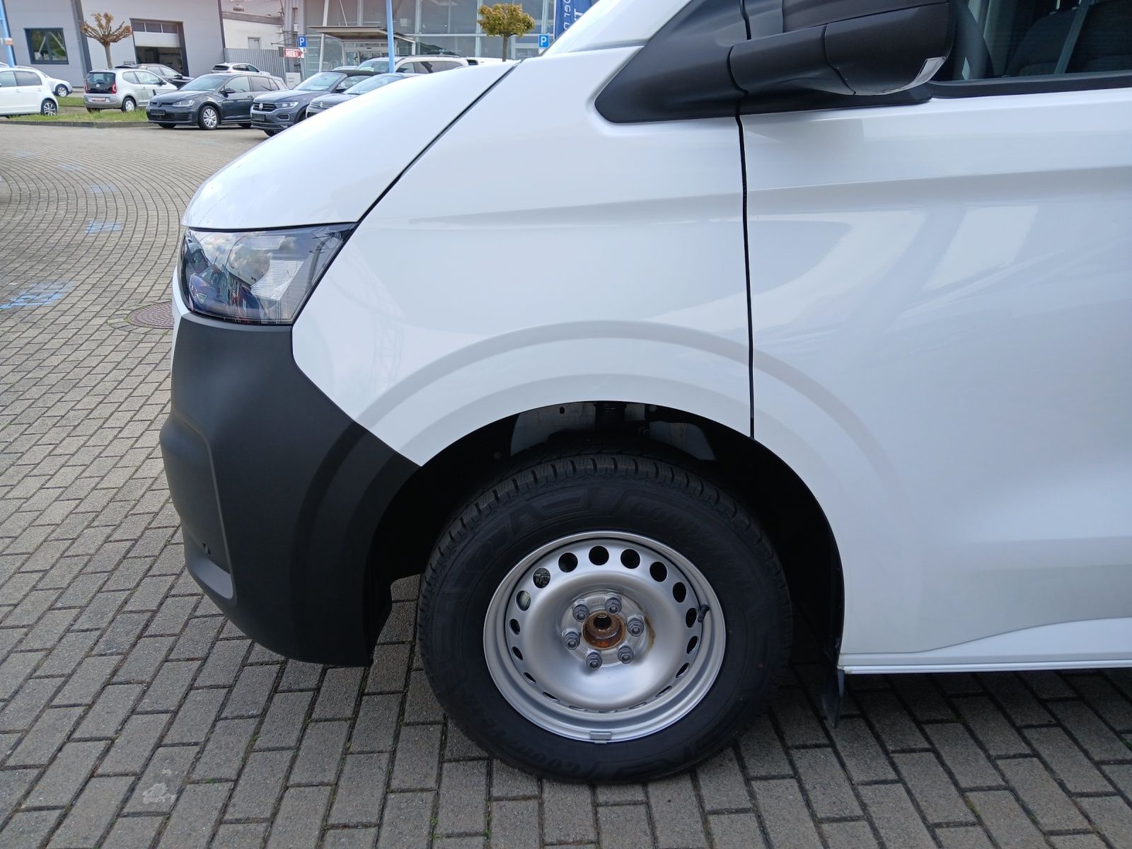 Fahrzeugabbildung Volkswagen T7 e-Transporter Kasten BEV 100 kW LR AHK, REAR