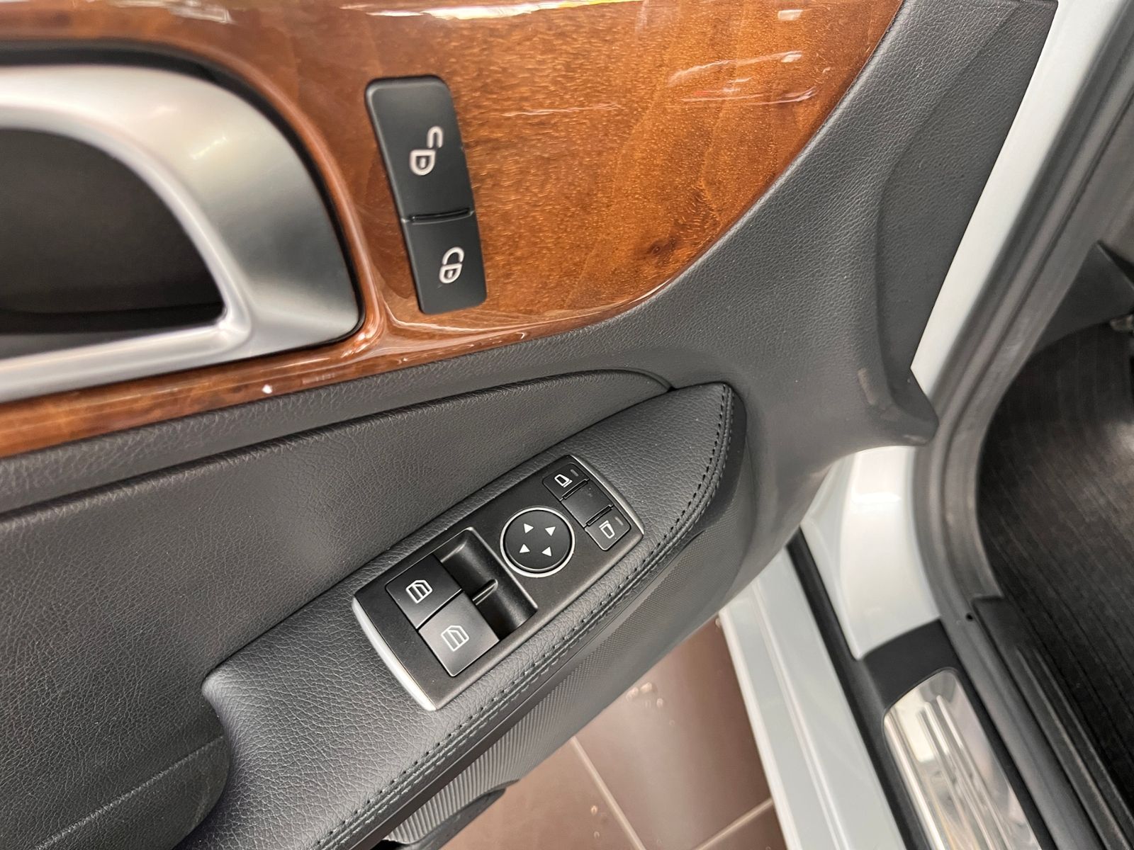 Fahrzeugabbildung Mercedes-Benz SLC 300 Roadster PANO NAVI ALU