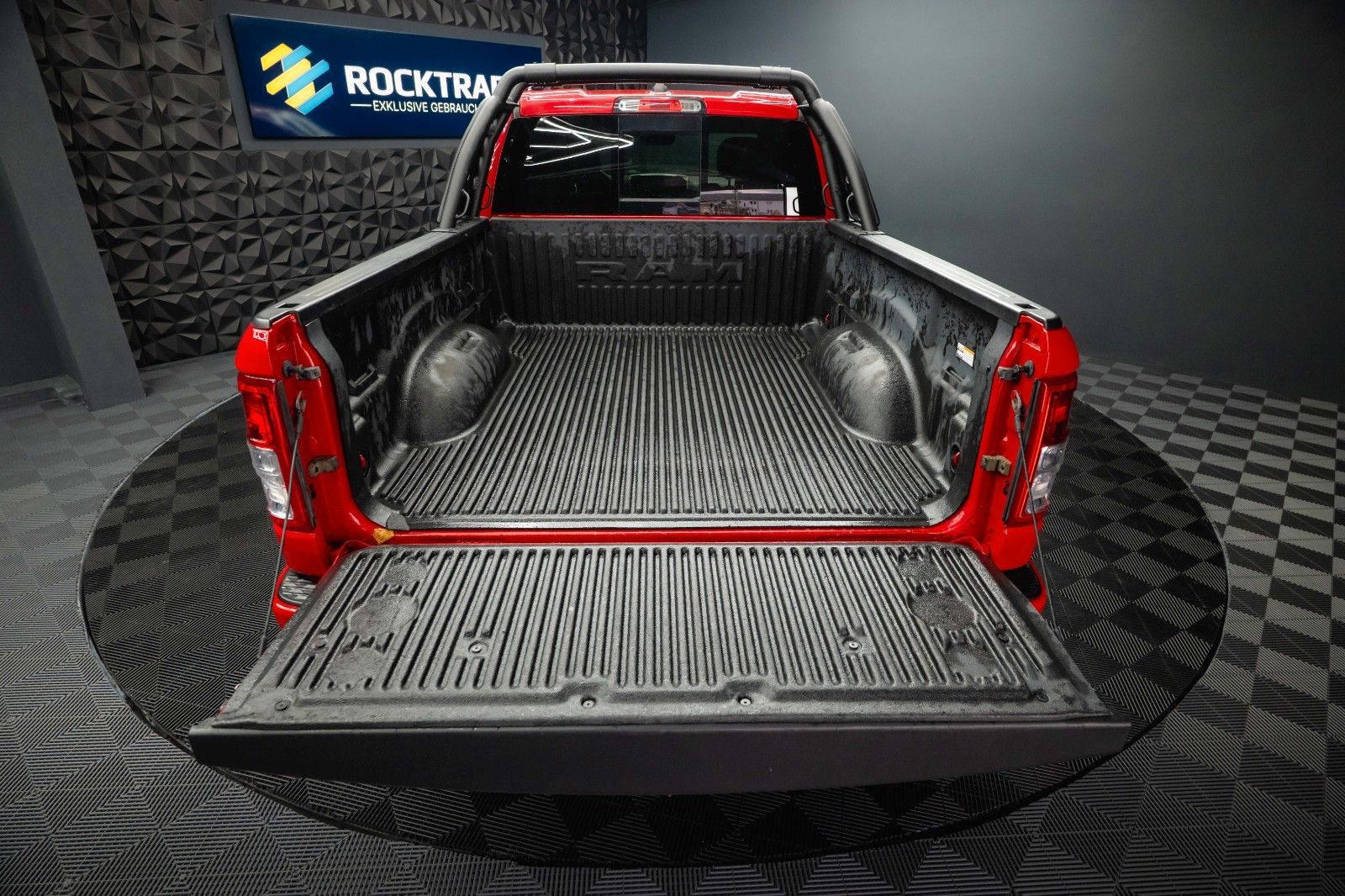 Fahrzeugabbildung Dodge RAM 5.7 V8 HEMI 4x4 OFFROAD Night-Paket *LED*19%