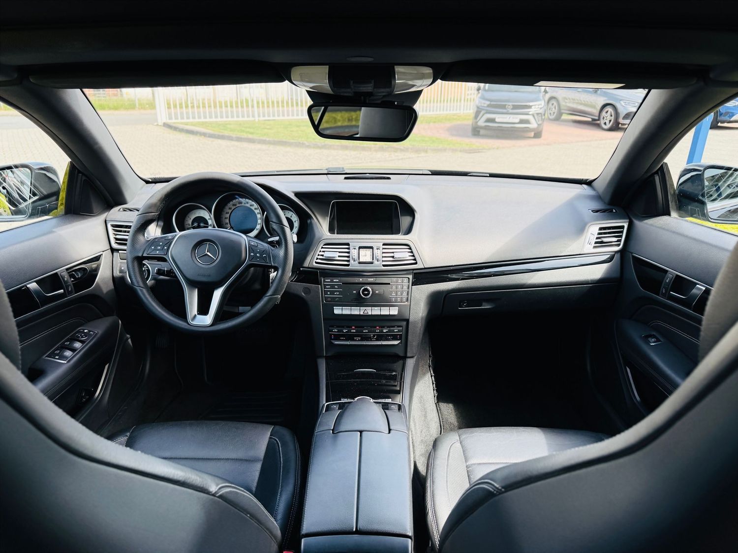 Fahrzeugabbildung Mercedes-Benz E 200 CABRIO SPORTPAKET - Autom., LED, Navi, PTS