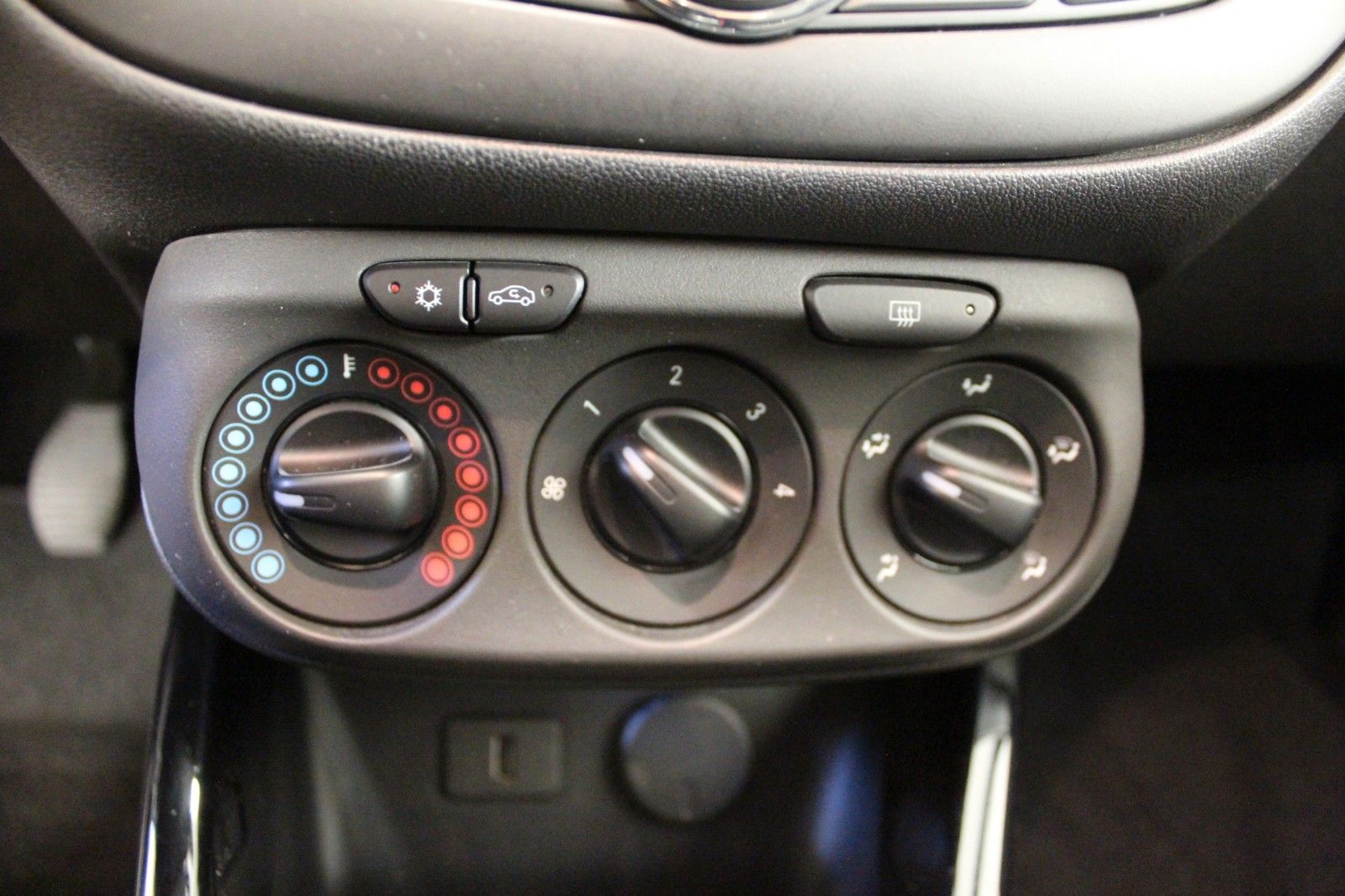 Fahrzeugabbildung Opel Corsa E 1.4 Active Winterpaket*AHK