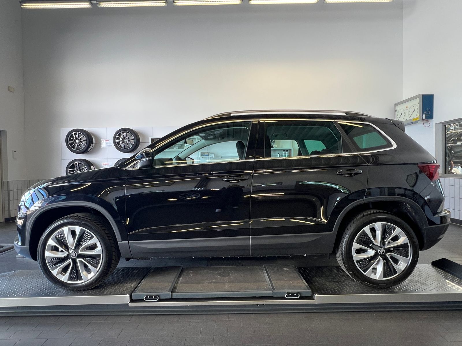 Fahrzeugabbildung SKODA Karoq Selection 1.5 TSI DSG *AHK, LED, 18"-LM*