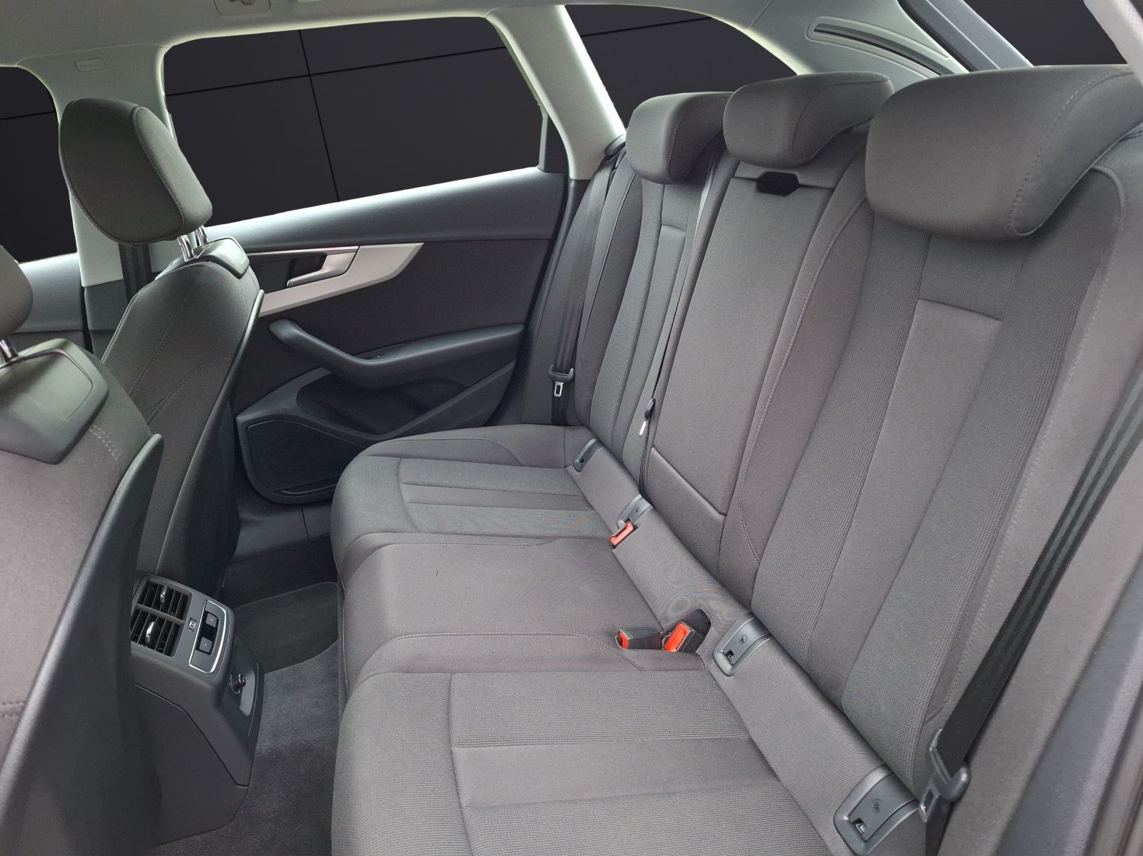 Fahrzeugabbildung Audi A4 Avant 40 TFSI S-tronic S-line LED AVC Navi
