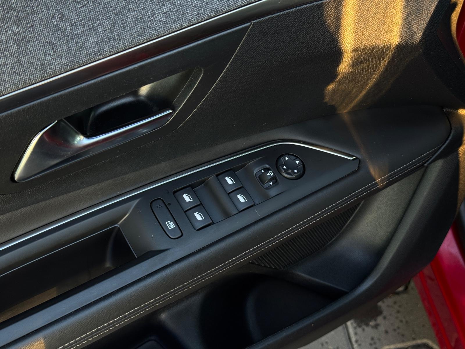 Peugeot 3008 KAMER-360°/LEDER/PANO/KeyLess/AHK+