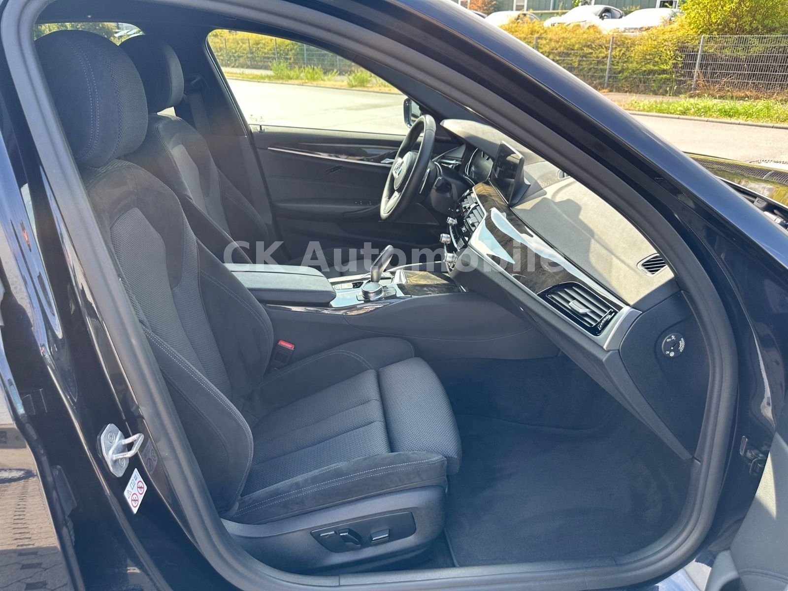 Fahrzeugabbildung BMW 520d xDrive Lim. M-Sport/Navi/Head-Up/LED