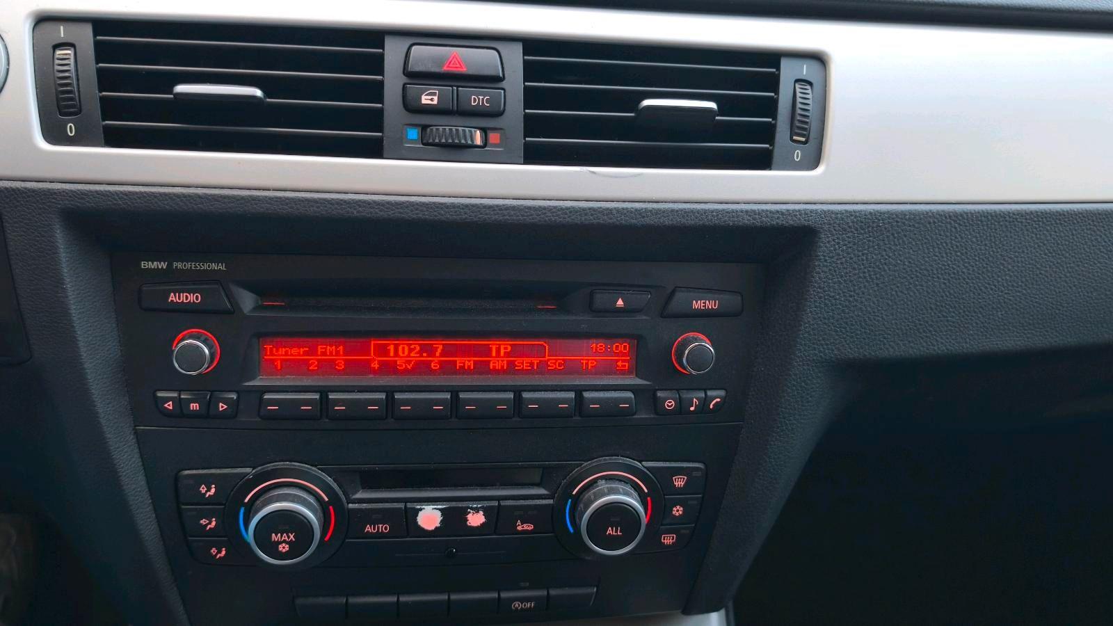 BMW 318 2010 — photo 15