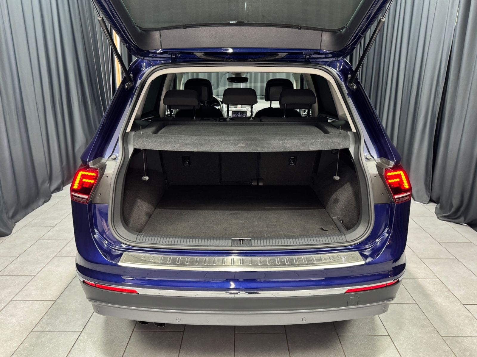 Fahrzeugabbildung Volkswagen Tiguan Highline 4Motion|MASSAGE|AHK|HEAD-UP|DSG|