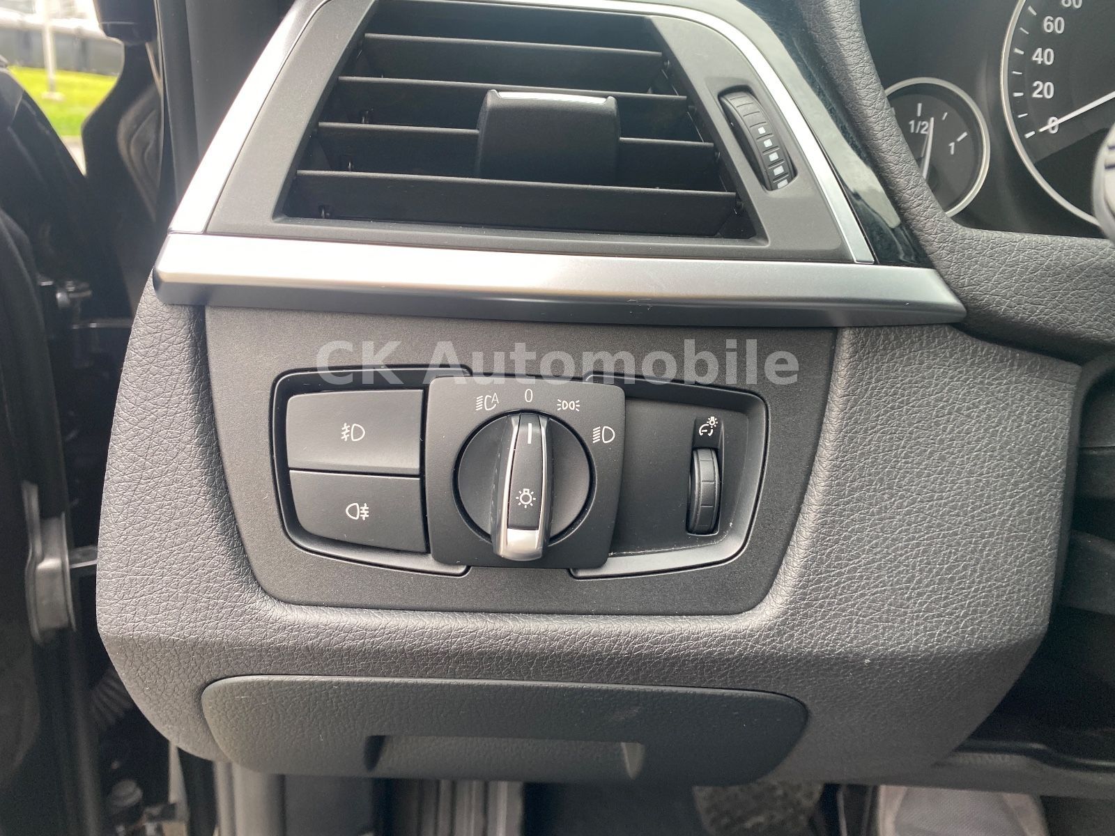 Fahrzeugabbildung BMW 320 I Touring Advantage Automatik/Navi/LED/PDC